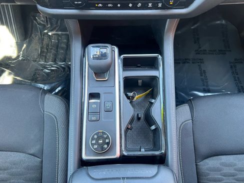 Used 2022 Nissan Pathfinder SV AWD/4WD image 14