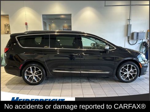 Used 2021 Chrysler Pacifica Limited w/ Uconnect Theater Family Group image 2