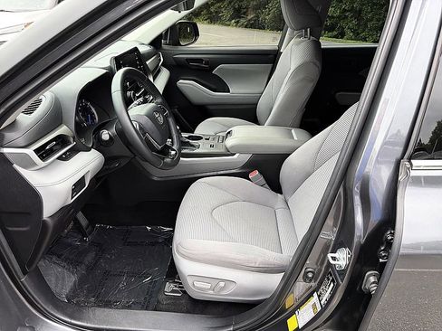 Used 2020 Toyota Highlander LE AWD/4WD image 13
