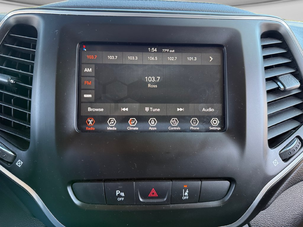 Used 2021 Jeep Cherokee Latitude Plus AWD/4WD image 23