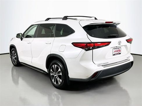 Used 2023 Toyota Highlander XLE image 19
