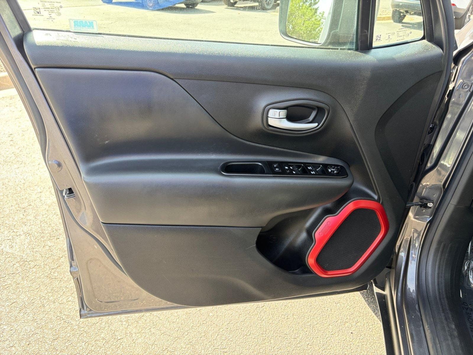 Used 2020 Jeep Renegade Trailhawk AWD/4WD image 13