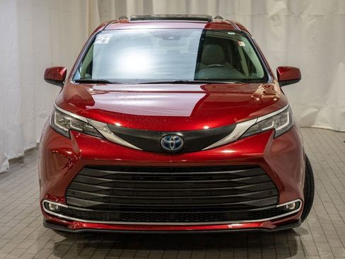 Used 2021 Toyota Sienna XLE image 3