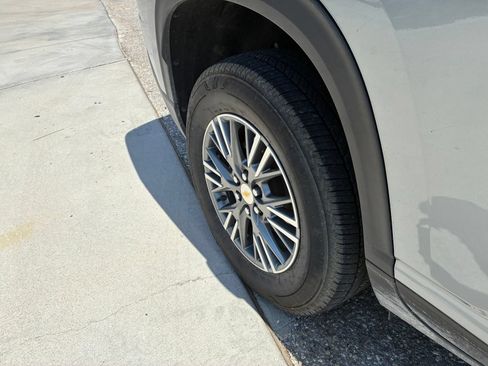 Used 2026 Chevrolet Traverse LT FWD image 16