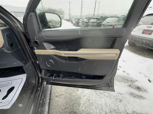 Used 2024 Ford Expedition Limited image 30