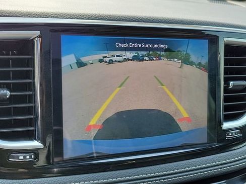 Used 2025 Chrysler Pacifica Limited FWD image 16