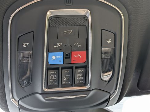 Used 2025 Jeep Grand Cherokee Limited w/ Luxury Tech Group II AWD/4WD image 17