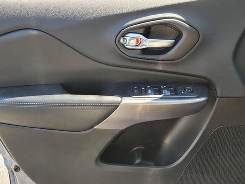 Used 2019 Jeep Cherokee Latitude Plus image 29