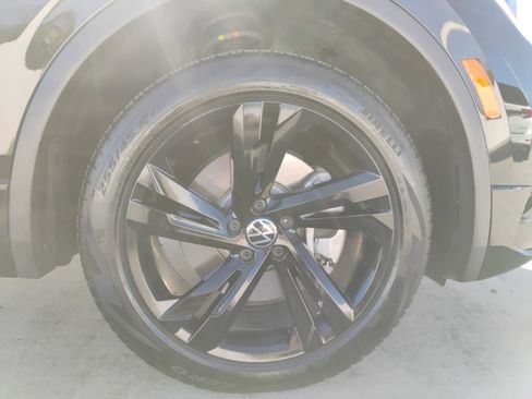 Used 2024 Volkswagen Tiguan SE R-Line image 29