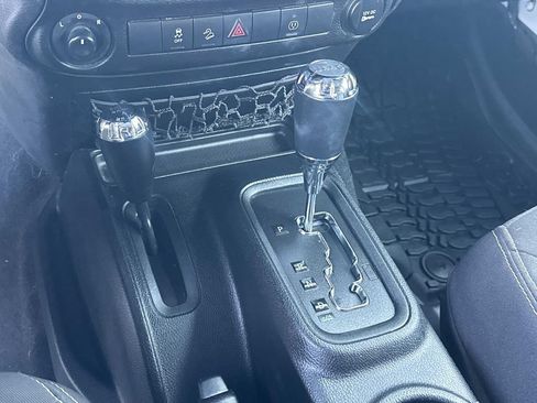 Used 2018 Jeep Wrangler Unlimited Sahara w/ Connectivity Group AWD/4WD image 23