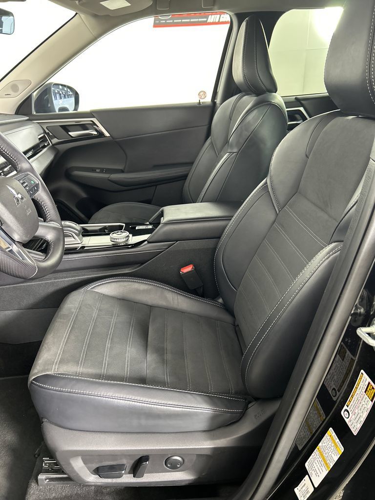 Used 2025 Mitsubishi Outlander SE AWD/4WD image 11