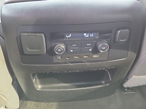 Used 2018 Chevrolet Suburban LT image 27