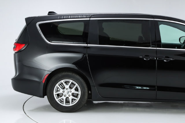 Used 2025 Chrysler Pacifica Select FWD image 15