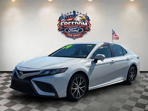 Used 2024 Toyota Camry SE FWD image 2
