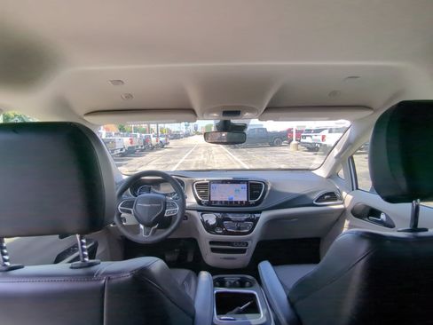 Used 2024 Chrysler Pacifica Limited FWD image 14