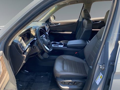 Used 2025 Volkswagen Atlas SEL AWD/4WD image 9