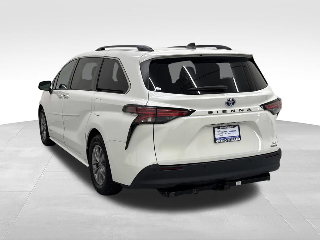 Used 2021 Toyota Sienna XLE w/ XLE Plus Package FWD image 4
