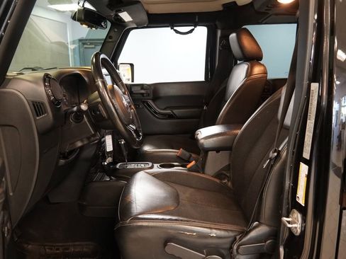 Used 2017 Jeep Wrangler Unlimited Sahara AWD/4WD image 5