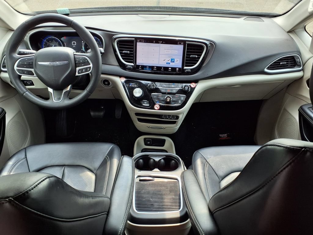 Used 2024 Chrysler Pacifica Touring-L FWD image 13