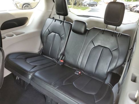Used 2023 Chrysler Pacifica Touring-L FWD image 9