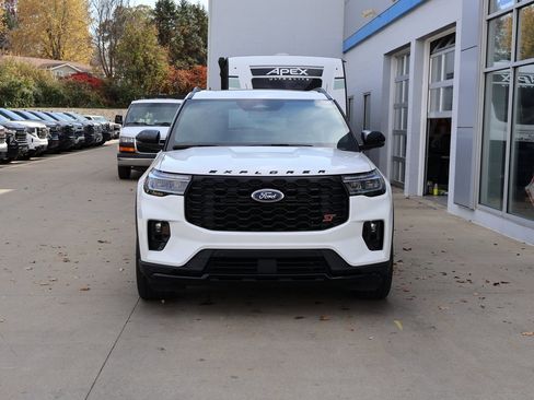 Used 2025 Ford Explorer ST image 5