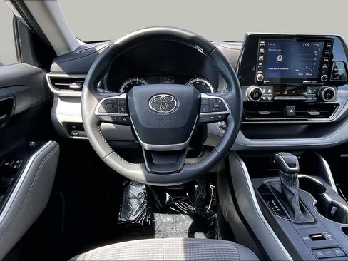 Used 2022 Toyota Highlander LE AWD/4WD image 6