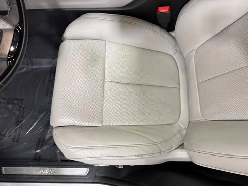 Used 2022 Jeep Grand Cherokee Overland w/ Advanced Protech Group III image 28