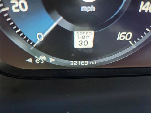 Used 2022 Volvo XC90 T5 Momentum FWD image 18