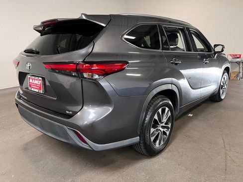 Used 2021 Toyota Highlander XLE FWD image 3