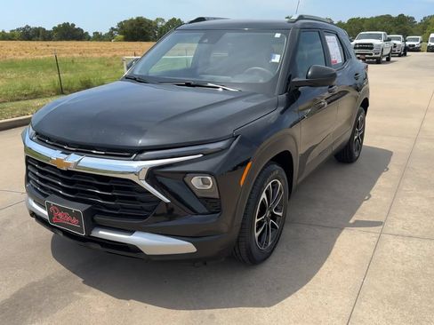 Used 2024 Chevrolet TrailBlazer LT w/ Driver Confidence Package FWD image 4