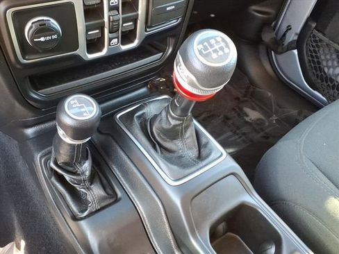 Used 2021 Jeep Gladiator Sport image 17