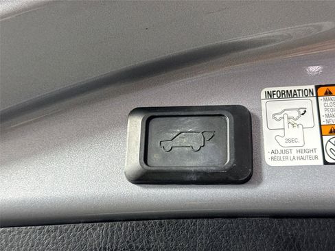 Used 2018 Toyota RAV4 SE image 40