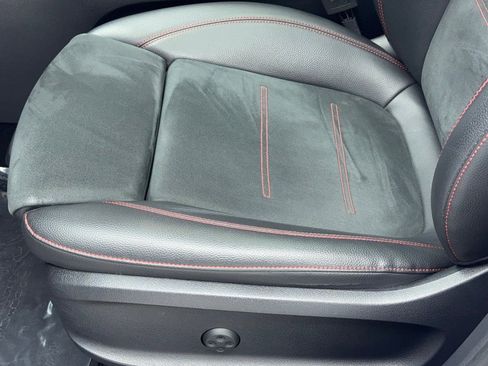 Used 2020 Mercedes-Benz GLB 250 w/ AMG Line image 34