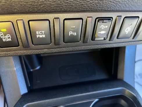 Used 2017 Toyota Tacoma TRD Off-Road w/ Premium & Technology Package AWD/4WD image 20