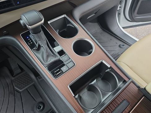 Certified 2024 Toyota Sienna XLE FWD image 28