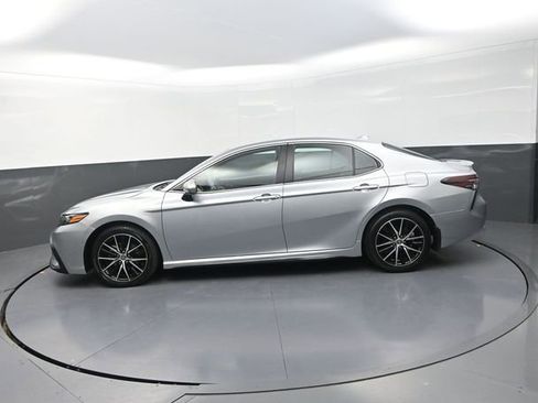 Used 2024 Toyota Camry SE FWD image 4