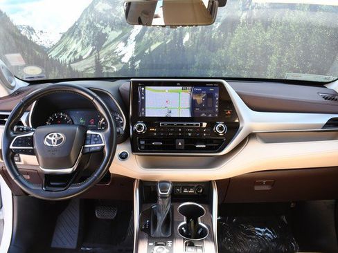 Used 2020 Toyota Highlander Platinum image 18