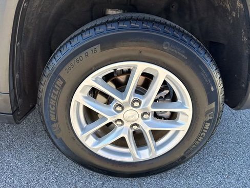 Used 2023 Jeep Grand Cherokee Laredo w/ Luxury Tech Group I image 9