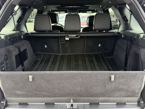 Used 2024 Land Rover Discovery Dynamic SE image 32