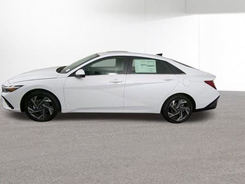 Used 2024 Hyundai Elantra Limited image 5