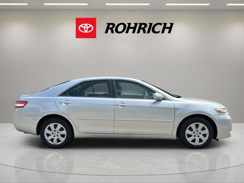 Used 2010 Toyota Camry LE FWD image 5