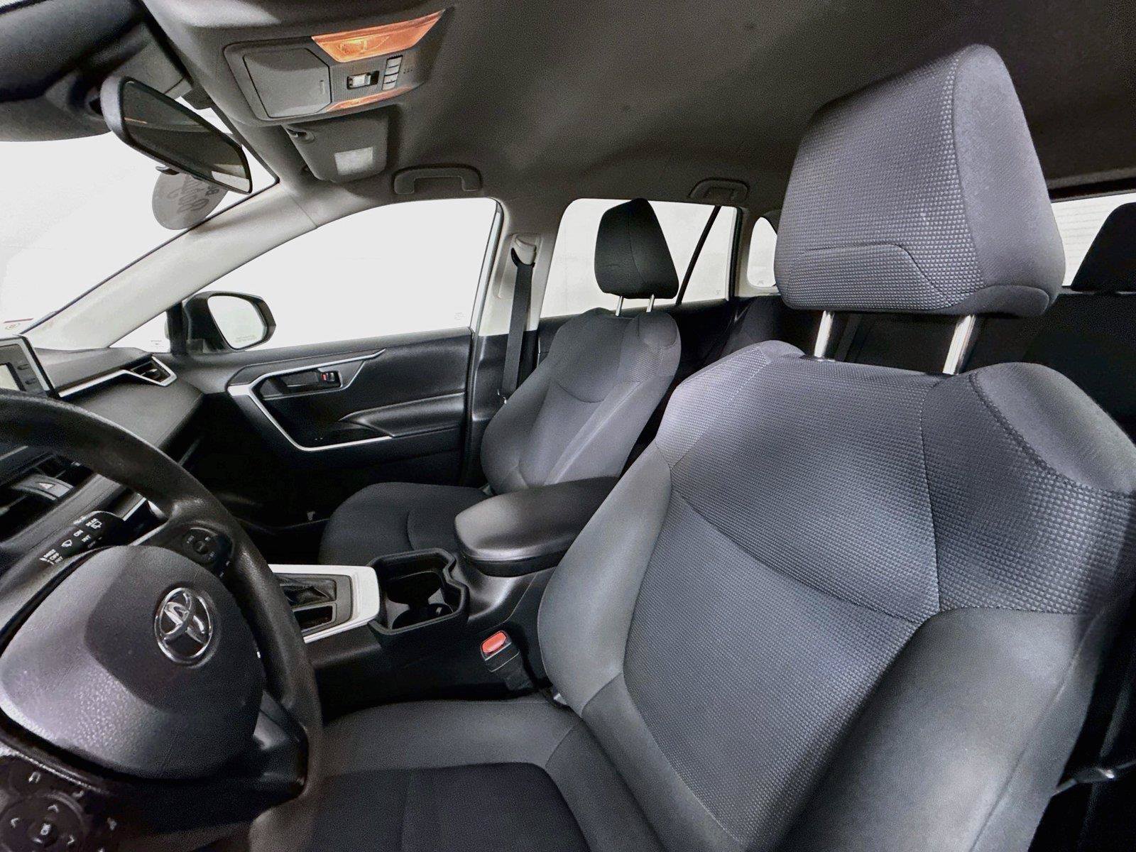 Used 2019 Toyota RAV4 LE AWD/4WD image 3