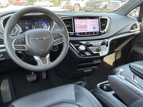Used 2025 Chrysler Pacifica Select FWD image 24