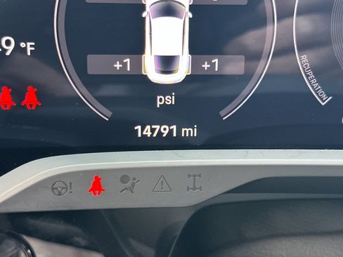 Used 2022 Porsche Taycan image 25