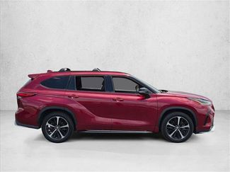 Used 2022 Toyota Highlander XSE FWD video 4