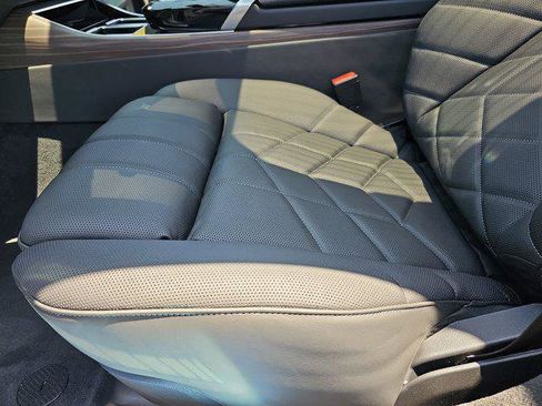 New 2025 BMW 750e xDrive w/ Premium Package image 29