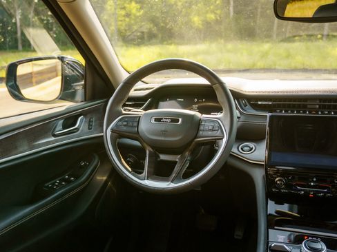 Used 2018 Jeep Grand Cherokee Limited w/ Luxury Group II AWD/4WD image 23