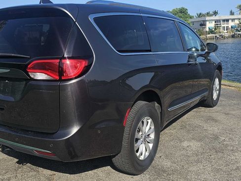 Used 2018 Chrysler Pacifica Touring-L w/ Advanced Safetytec Group FWD image 5