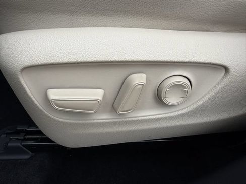Used 2023 Toyota Highlander XLE AWD/4WD image 54