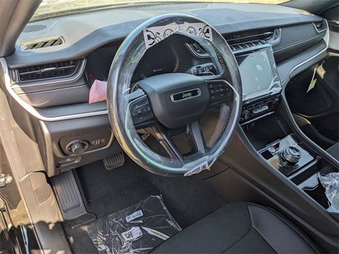 New 2025 Jeep Grand Cherokee L Altitude image 8